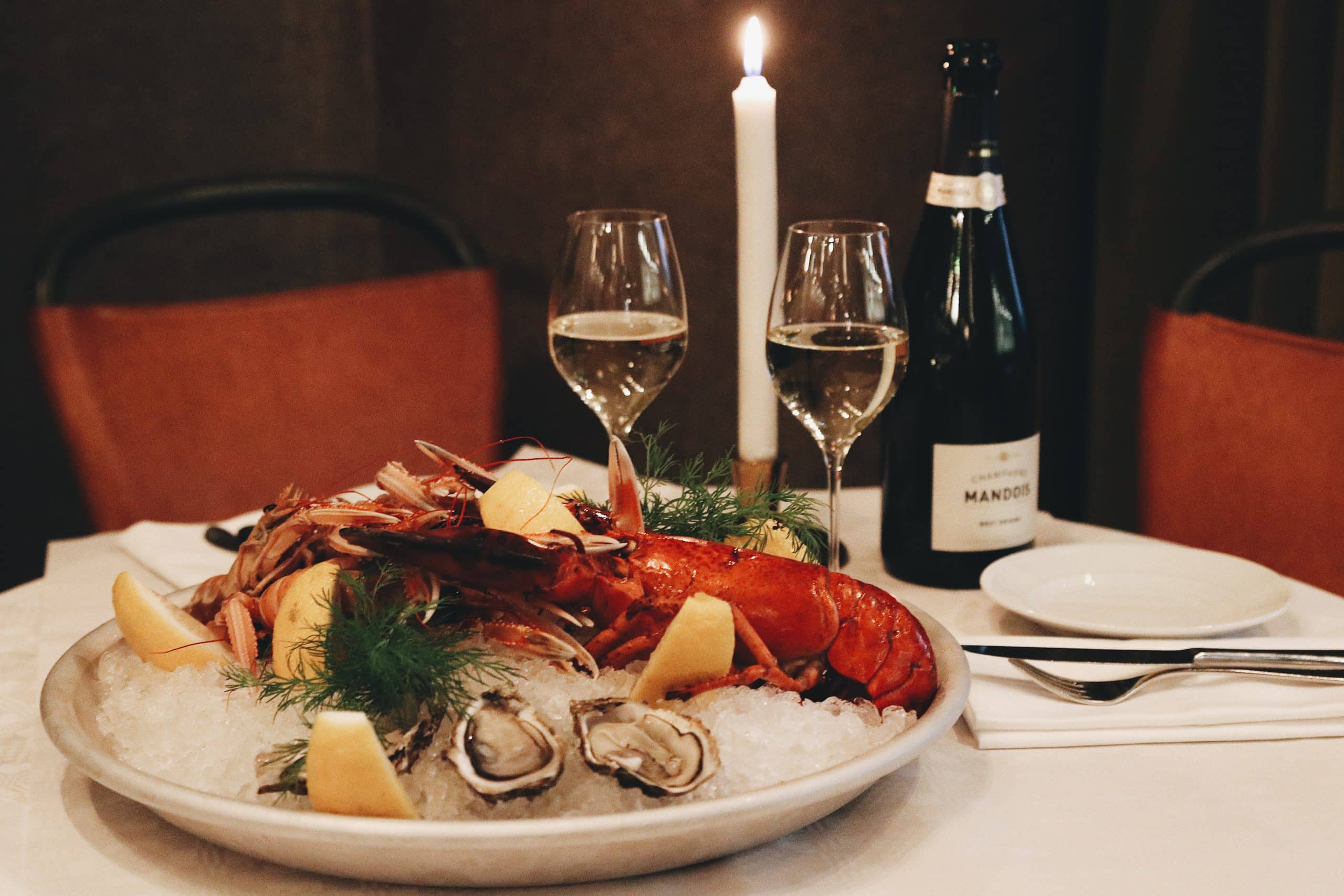lilla franska julafton på luzette med skaldjur och champagne