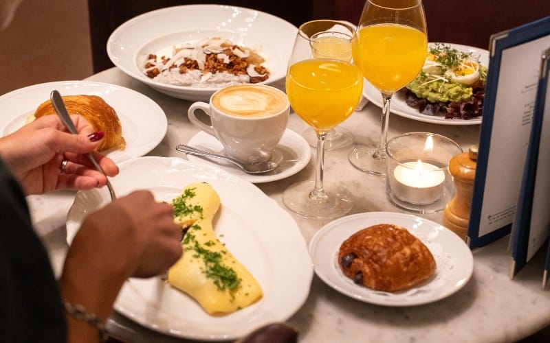 Frukostservering på Luzette vid Centralstationen i Stockholm City